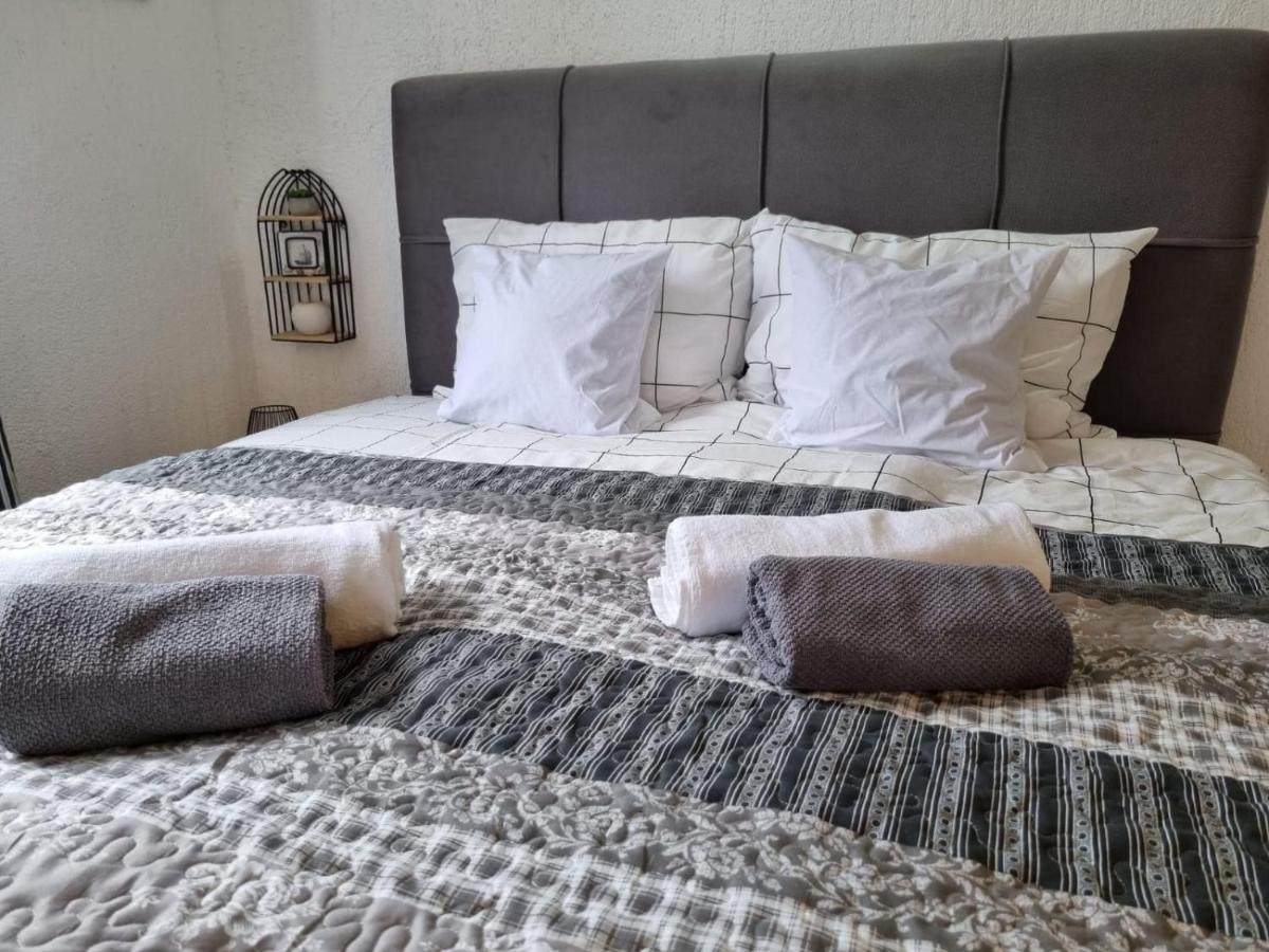Apartmani 'Cvit' Karlobag Buitenkant foto